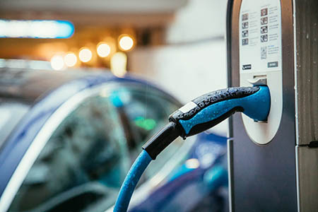 Eine Ladestation für Elektrofahrzeuge. Dies rüsten wir nach und verbinden mit existierender Solaranlage