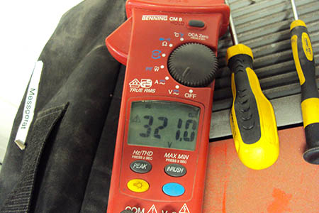 Messgerät für Strom und Leerlaufspannung von den Strings