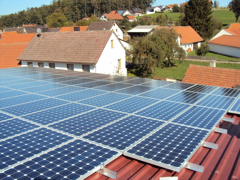 Anlage in Bayern. Bei Photovoltaikanlagen, wo die Module mit sehr flacher Neigung z.B. unter 15 Grad montiert werden, muss eine regelmäßige Reinigung eingeplant werden